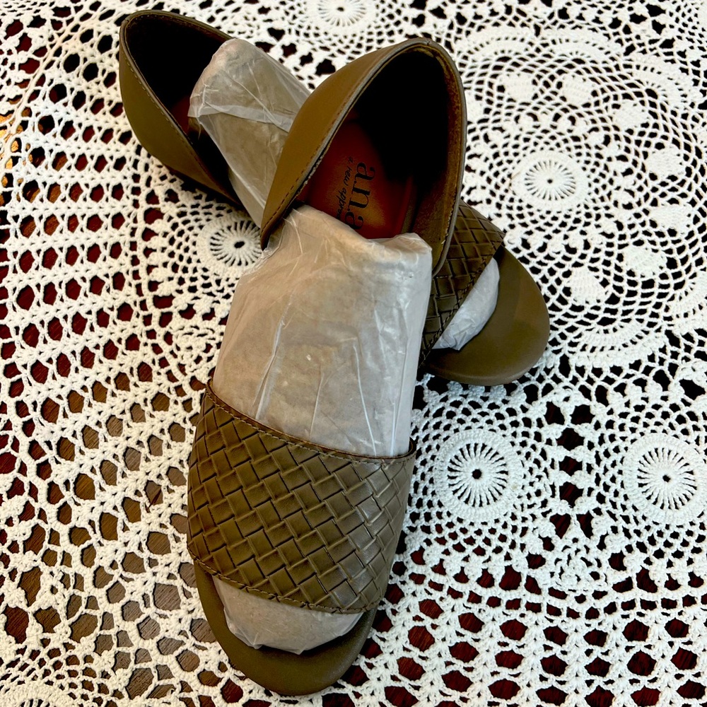 Brand new women’s sandals, flat comfortable, can use it any where. 8,1/2 size.